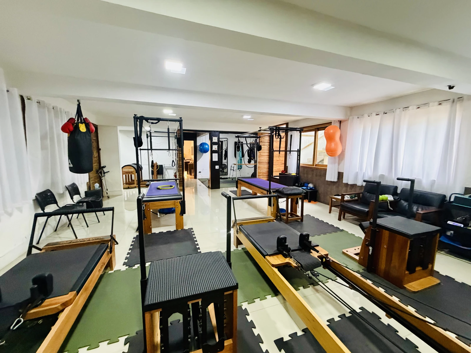 Studio de Pilates com equipamentos completos